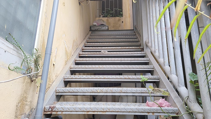 Cầu thang thoát hiểm chung cư Đông Ngô Quyền đã thông thoáng